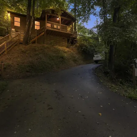 Treehouse Between Gatlinburg And Pigeon Forge. Pet Friendly!